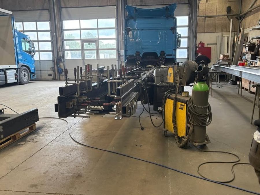 Truck chassis workshop